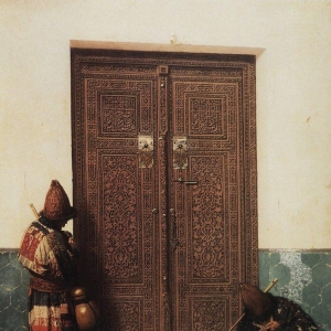 У дверей мечети