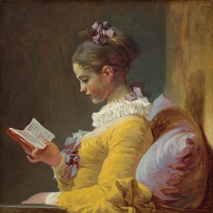 Читающая молодая девушка